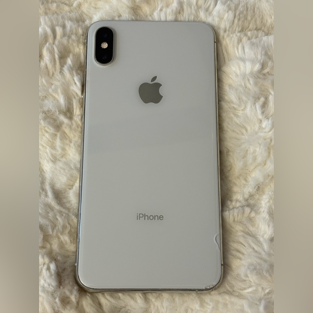 Apple iPhone in Silver LOCKED